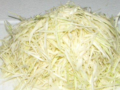 1. Этап. Капуста с морковью: Тонко шинкуем капусту соломкой.