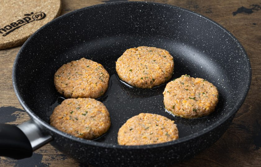 1. Этап. Постные котлеты с псиллиумом: Обжарьте котлеты на среднем огне до золотистой корочки.