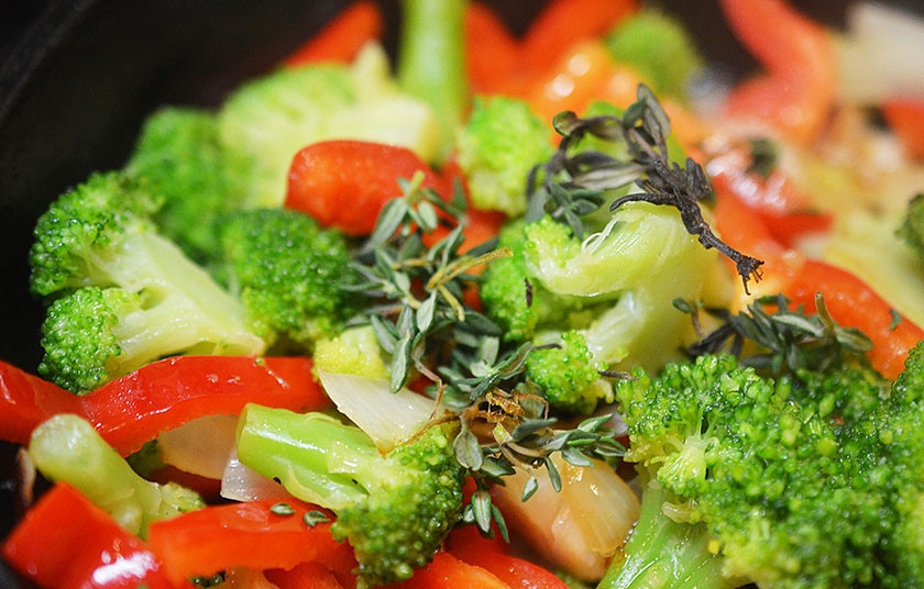 1. Этап. Фриттата с брокколи и сладким перцем: 9. Добавьте несколько листиков тимьяна.