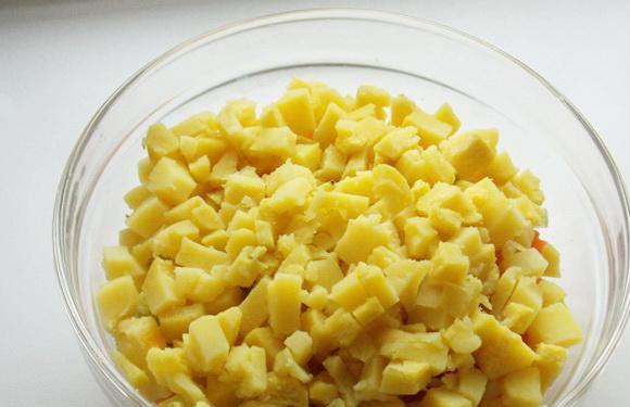 1. Этап. Салат Татьяна: 5. Картофель остудить и почистить. Нарезать мелким кубиком и отправить в салатник.