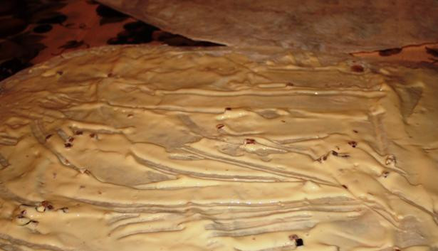 1. Этап. Рулет из лаваша с сайрой: Перед тем как приступать к приготовлению, необходимо отварить яйца и нарезать их мелко, а с сайры слить жидкость и размять рыбу вилочкой. Теперь, когда все готово, мы расстилаем первый лаваш на ровную поверхность и смазываем его равномерно плавленым сыром.