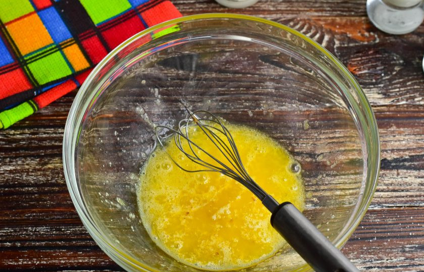 1. Этап. Блины Неженка: Влейте растопленное сливочное масло.