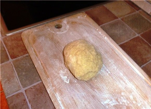 1. Этап. Хворост в мультиварке: Добавьте муку с разрыхлителем, заместите тесто.