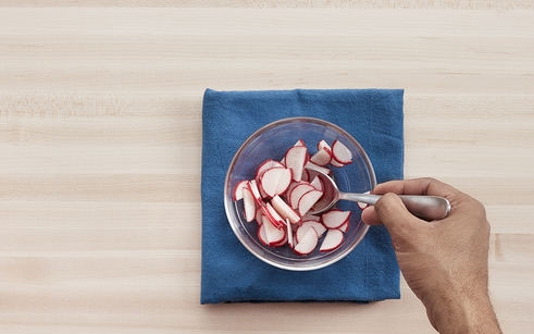 1. Этап. Салат с курицей и редиской: 3. Редис перекладываю в миску, заливаю весь оставшийся уксус и оставляю на 10-20 минут для маринования.