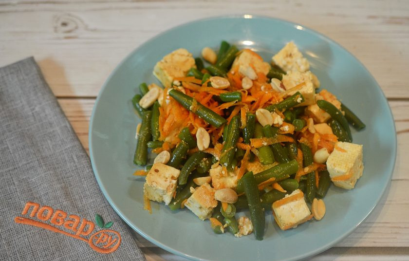 1. Этап. Салат из тофу: 6. Соедините фасоль, морковь, тофу и немного оставшегося маринада.
