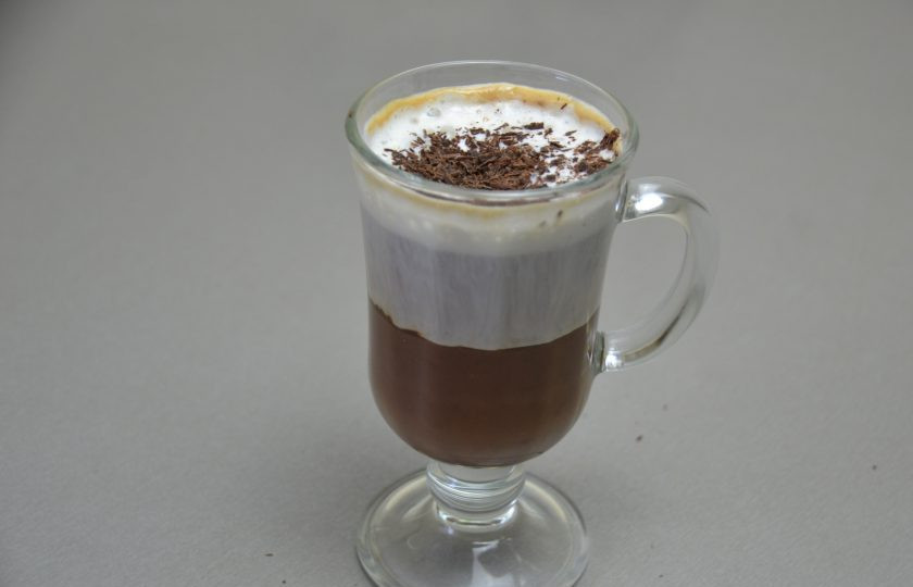 1. Этап. Кофе Бичерин: Посыпьте кофе сверху шоколадной стружкой. Кофе 