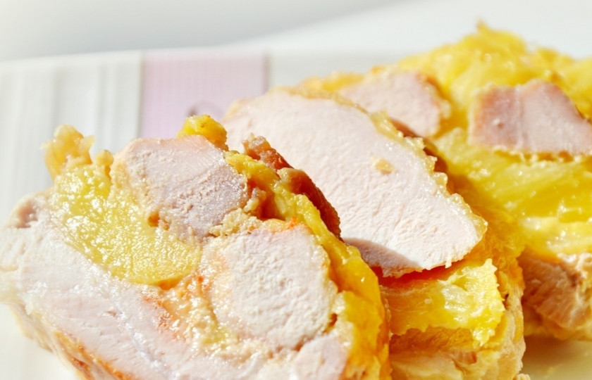 1. Этап. Мясо с ананасами: 5. Вот такая красивая, вкусная и ароматная получается наша свинина с ананасами. Мясо может быть и любым другим, но учитывайте степень прожарки и мягкость того или иного вида мяса. Например, говядина не совсем подойдет для запекания, поскольку не сочетается ананасами и получается жесткой, а вот куриное филе или индейка также можно готовить по этому рецепту.