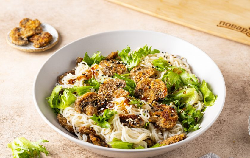 1. Этап. Грибы в сухарях с рисовой лапшой и салатом фризе: Грибы в сухарях с рисовой лапшой и салатом фризе готовы, приятного вам аппетита!