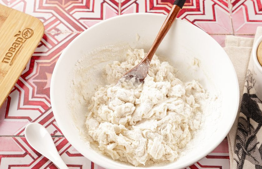 1. Этап. Ютаза: Сначала перемешивайте тесто ложкой, затем продолжите замес руками.