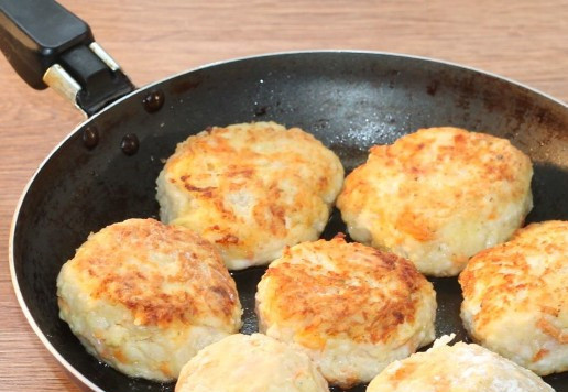 1. Этап. Куриные котлеты на кабачковой подушке: 11. На разогретом растительном масле обжариваем котлеты на сильном огне до румяной корочки, но не до готовности.