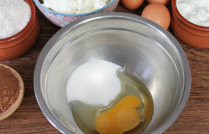 1. Этап. Тертый шоколадный пирог с творогом: В миску насыпаем сахар и вбиваем яйцо. Перемешиваем венчиком.