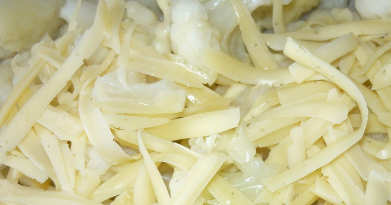 1. Этап. Свинина с цветной капустой: Посыпаем сыром тертым.