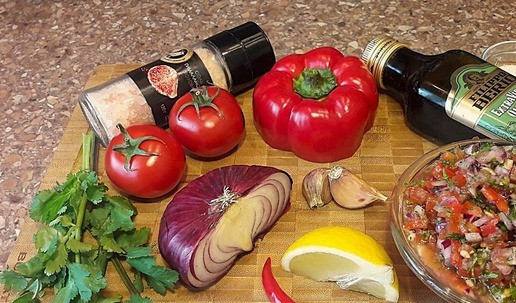 1. Этап. Запеченный карась: На противень положить бумагу для запекания немного смазав маслом для жарки, выложить рыбку шкурой вверх. Поставить в духовку, разогретую до 180 °C. Запекать 40 минут. Пока карась запекается, приготовить соус «томатная сальса». Он отлично подходит к рыбе, также к мясу. Все овощные ингредиенты измельчить в мелкий кубик, добавить порубленную зелень, соль, сахарный песок, сок лимона, масло. Все перемешать.