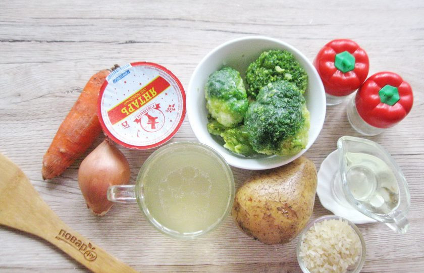 1. Этап. Сырный суп с брокколи и курицей: Подготовьте ингредиенты для приготовления сырного супа с брокколи и курицей.