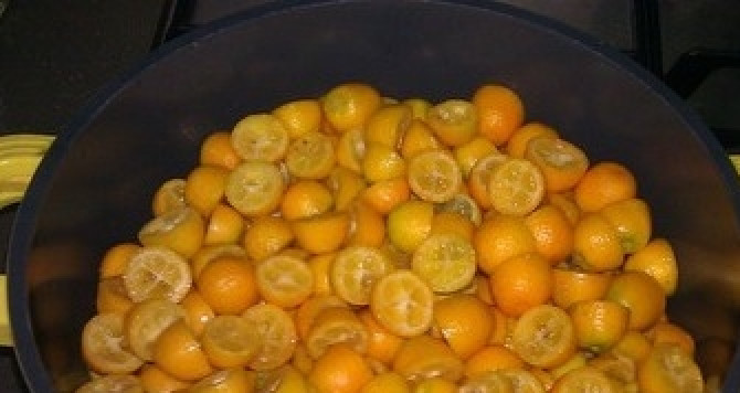 1. Этап. Варенье из кумквата: Кумкваты залить соком и всыпать сахар. Дать постоять 2 часа.