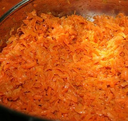 1. Этап. Заправка для борща: В большую кастрюлю налейте растительное масло, добавьте морковку, немного протушите.