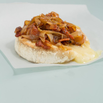 Baked Brie with Bacon and Caramelized Onions
