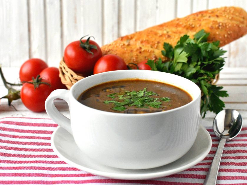 1. Этап. Томатный суп с нутом и беконом: Подавайте суп горячим, щедро посыпав рубленой петрушкой и, по желанию, тертым пармезаном.