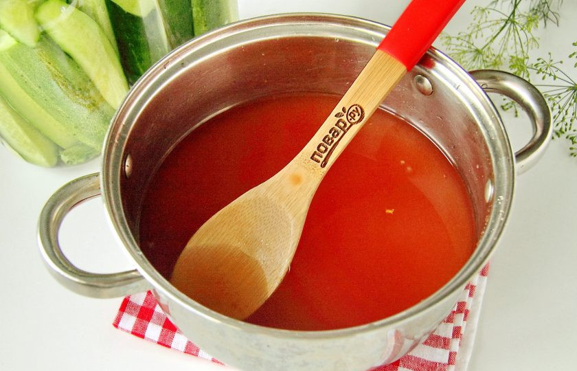 1. Этап. Огурцы с кетчупом на зиму: Приготовьте рассол. Налейте в кастрюльку необходимое количество воды. Добавьте сахар, соль, кетчуп, уксус и все хорошо перемешайте. Доведите до кипения и полученным рассолом залейте огурцы.