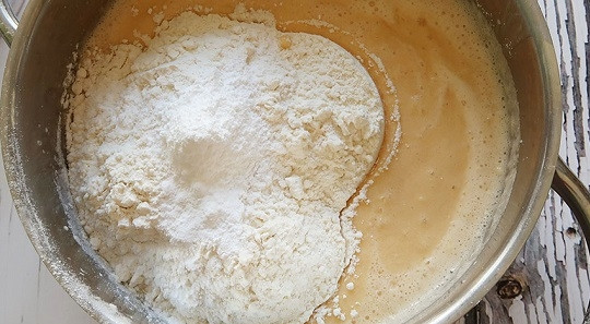 1. Этап. Кекс с орехами: 3. Всыпьте просеянную с разрыхлителем муку.