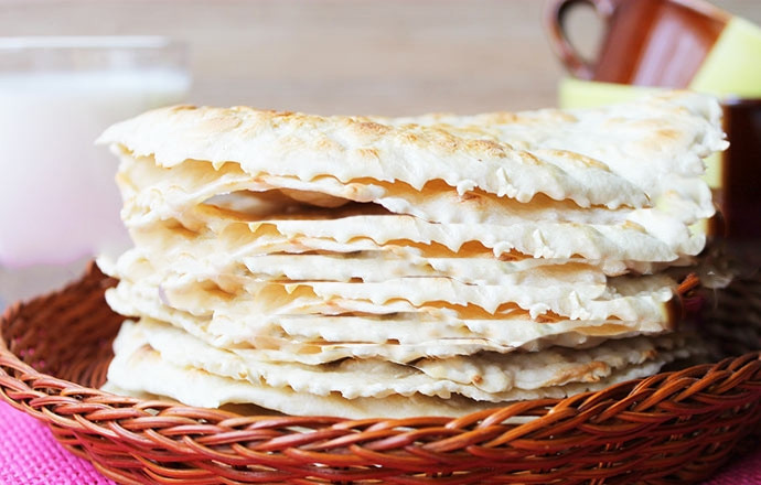 1. Этап. Пресный хлеб с Кавказа: Жарим на сухой сковородке с обеих сторон до появления пузырьков. Готовый хлеб сбрызгиваем водой и накрываем тканью. Приятного аппетита!