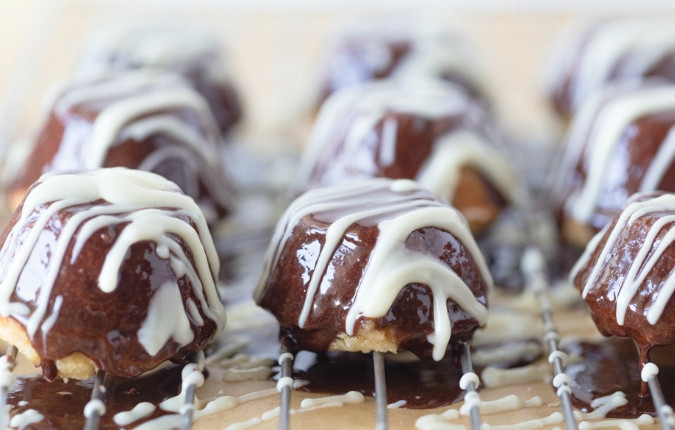 1. Этап. Быстрое печенье с шоколадом: 6. А сверху украсьте выпечку белым шоколадом. Печенье готово! Приятного чаепития!