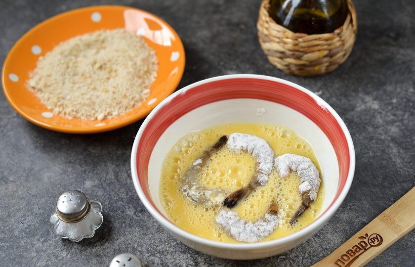 1. Этап. Креветки в панировке на сковороде: Обмакните во взбитое яйцо.