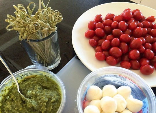 1. Этап. Новогодняя закуска Капрезе: 1. Вот все наши ингредиенты. Чтобы новогодняя закуска 