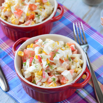 Крабовый салат с помидорами и кукурузой