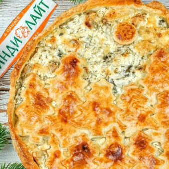 Пирог с колбасками и творожным сыром