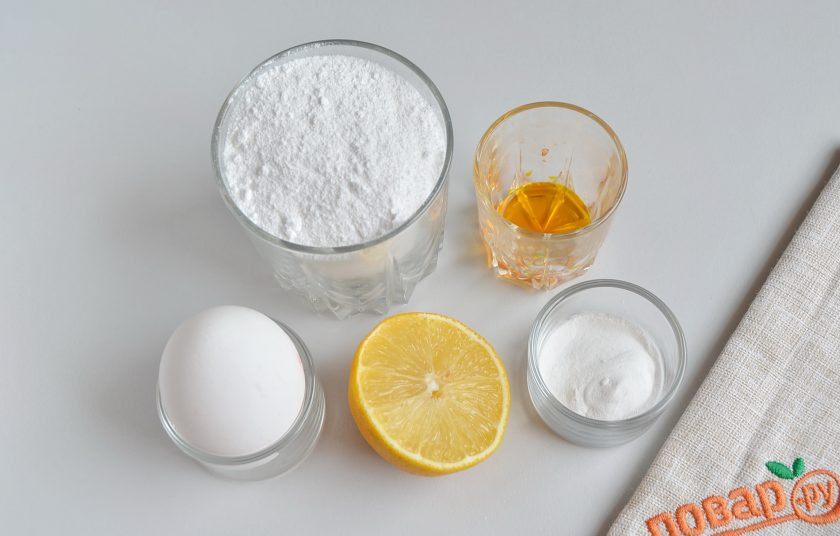 1. Этап. Криптопеченье: 13. Теперь подготовьте продукты для глазури: белок яичный охлажденный, лимонный сок, крахмал и сахарную пудру. Также краситель. Можно использовать не один, а несколько (например, коричневый и золотой или желтый и темно-бежевый). На ваше усмотрение.