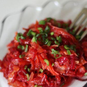 Капуста, тушеная со свеклой