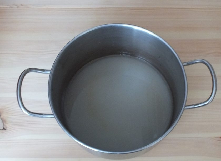 1. Этап. Варенье Кишмиш: Возьмите глубокую кастрюлю с толстым дном. Смешайте воду и сахар. Поставьте на огонь и доведите до кипения, помешивая, растворите полностью сахар.