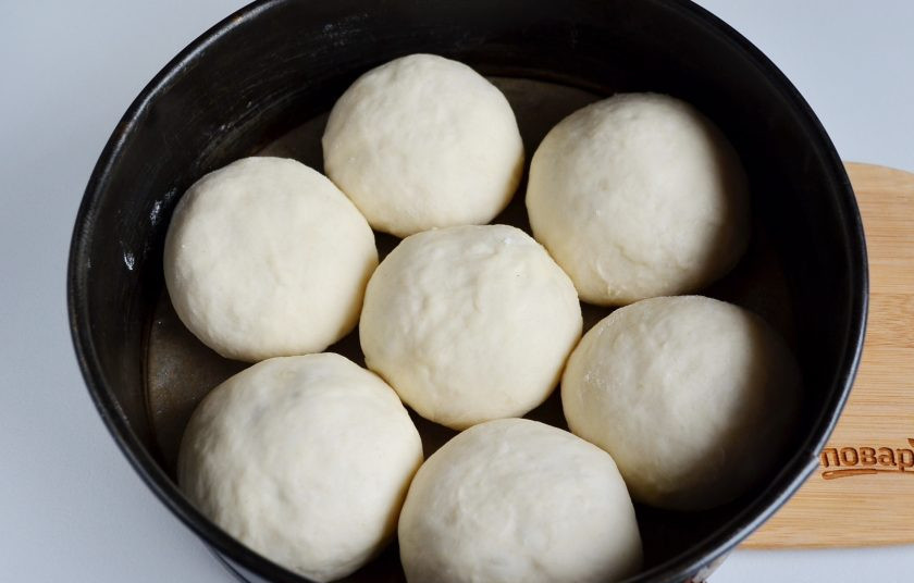 1. Этап. Сырные булочки с мясной начинкой: Проделайте тоже самое с остальными булочками. Положите их швов вниз на смазанный пергамент.