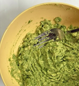 1. Этап. Канапе с авокадо и креветками: Авокадо размять вилкой, полить 1-2 ст. ложки лимонного сока.