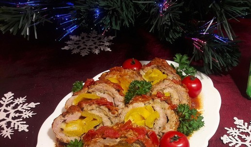 1. Этап. Рулет из индейки к Новогоднему столу: Подавайте на блюде, украсив по своему усмотрению. У меня томаты черри и зелень петрушки