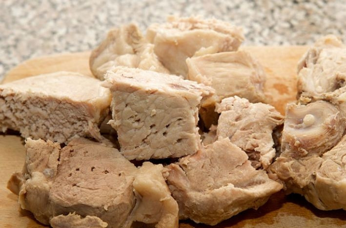 1. Этап. Белые щи: 5. Когда мясо готово, достаньте его из бульона, отделите от кости и нарежьте на кусочки. Отправьте мясо обратно в кастрюлю.