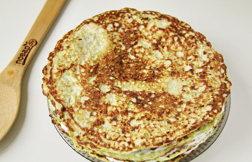 1. Этап. Кабачковый торт с грибами: Таким образом смажьте все блинчики и соберите торт.