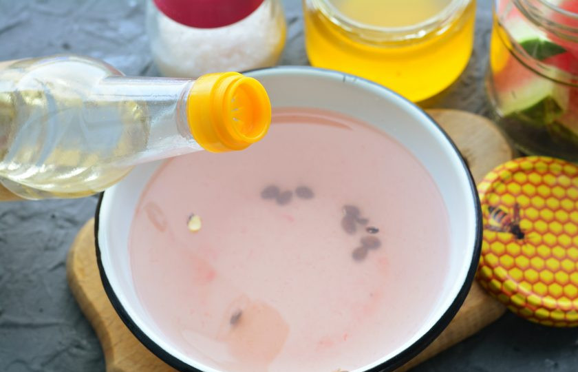 1. Этап. Арбузы маринованные с медом: Влейте яблочный уксус и варите маринад до закипания.