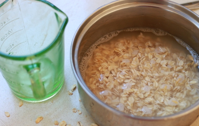 1. Этап. Овсяная каша для завтрака: 1. В небольшой сотейник или кастрюльку всыпьте овсяные хлопья. Туда же влейте воду.