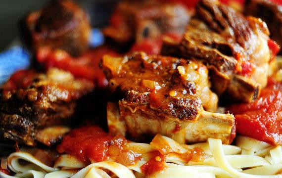 1. Этап. Говяжьи ребрышки в томатном соусе: 4. Выложить макаронные изделия на большое блюдо, залить сверху томатным соусом и выложить ребрышки. Посыпать немного сыром Пармезан сверху, а также мелко нарезанной зеленью петрушки.