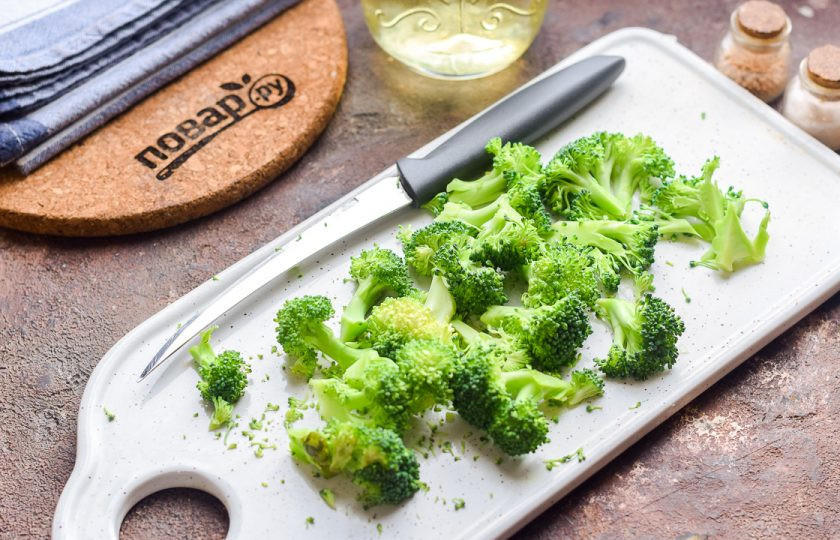 1. Этап. Суп с булгуром и брокколи: Брокколи сполосните и просушите. Когда все овощи будут готовы, переложите в кастрюлю брокколи, соль и перец. Варите еще 10 минут.