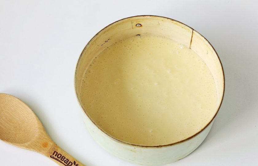 1. Этап. Бисквит с цукатами: Перелейте тесто в форму для выпечки. Форму я предварительно застилаю бумагой, дно и бока ничем не смазываю. Запекайте в духовке при температуре 180 градусов около 30-40 минут. Готовность можно проверить деревянной шпажкой.