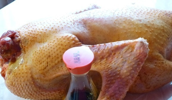 1. Этап. Гусь на луковой подушке: Для маринада смешайте мёд, соевый соус, соль и паприку. Помытого гуся промажьте маринадом снаружи и внутри. Оставьте тушку на сутки в холодильнике.