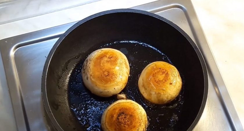 1. Этап. Грибы, фаршированные орехами и сыром: 3. Обжарьте шапочки грибов на сливочном масле с обеих сторон до золотистого цвета.