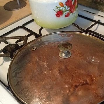 1. Этап. Куриная печень по-турецки: Убавить огонь до минимума, накрыть сковороду крышкой и томить печень 10мин.