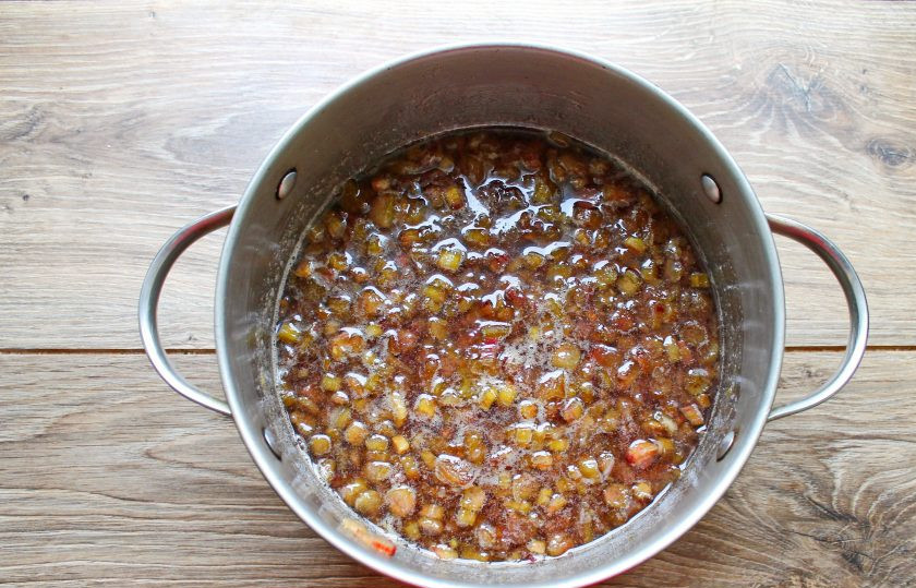 1. Этап. Варенье из малины и ревеня: Поставьте кастрюлю с ревенем на средний огонь и варите 20 минут, убавив огонь.