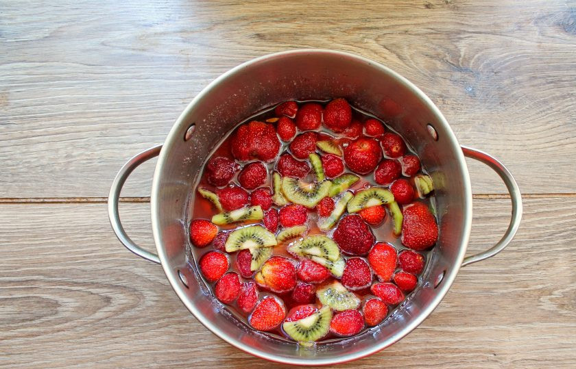1. Этап. Варенье из клубники с киви: Ягодки и дольки киви выложите в кастрюлю и засыпьте сахаром. Оставьте при комнатной температуре на 4 часа, чтобы ягоды пустили сок.