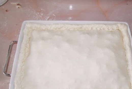 1. Этап. Пирог с мясом из слоеного дрожжевого теста: Накройте пирог сверху еще одним пластом слоеного теста.