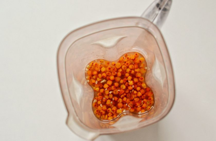 1. Этап. Сироп из облепихи на зиму: Облепиху промойте в воде, обсушите. Измельчите ягоду в блендере с водой.